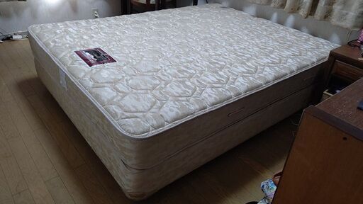 【終了/有難うございました‼】中古 SIMMONS(シモンズ) クイーンサイズベッド〈マットレス付〉宮無 希少サイズ 希少なシンプル&省スペースデザイン♪ 使い勝手が良いです♪  早い者勝ちです✨✨