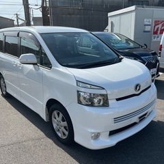 大人気70ヴォクシーZ！パワースライドドア！パール！車検受け立て...