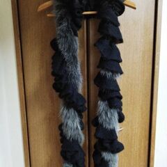 天然毛と毛糸のマフラーの画像