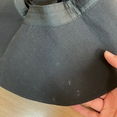 黒のツバの大きな帽子の画像