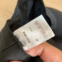 黒のツバの大きな帽子の画像