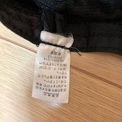 黒のツバの大きな帽子の画像
