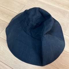 黒のツバの大きな帽子の画像