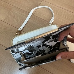 収納沢山な小さなバックの画像