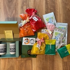 せんべい、おかき、お茶パック、湯呑み