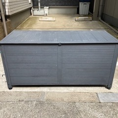 大型収納:アルミ製ベンチストッカー＜屋外物置・収納庫・物入れ・ベンチ収納＞の画像