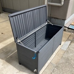 大型収納:アルミ製ベンチストッカー＜屋外物置・収納庫・物入れ・ベンチ収納＞の画像