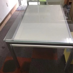 ガラステーブルの画像