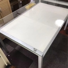 ガラステーブルの画像