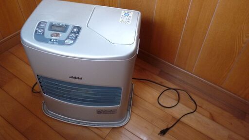 お部屋もお洒落なストーブファンヒーター