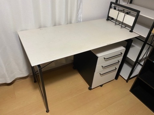 白の学習机　イス無し