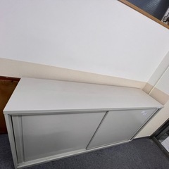 【中古】横開きのキャビネット