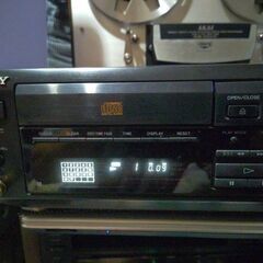 SONY  TXD-RE210 DISC Cassetteデッキです  ◯高音質のCDプレーヤーとオートリバースカセットデッキを一つにまとめた製品です ◎ディスクとテープをセットしてCDシンクロボタンを押すと、ディスクをチェックして、自動的に適切な録音レベルを設定して録音を開始します ◯デッキは自動録音レベル設定のサウンドオートフォーカス機能装備の画像