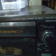 SONY  TXD-RE210 DISC Cassetteデッキです  ◯高音質のCDプレーヤーとオートリバースカセットデッキを一つにまとめた製品です ◎ディスクとテープをセットしてCDシンクロボタンを押すと、ディスクをチェックして、自動的に適切な録音レベルを設定して録音を開始します ◯デッキは自動録音レベル設定のサウンドオートフォーカス機能装備の画像