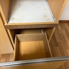 食器棚兼キッチン作業台の画像
