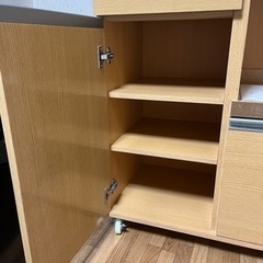食器棚兼キッチン作業台の画像