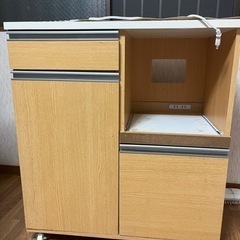 食器棚兼キッチン作業台の画像