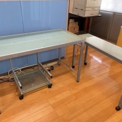 鉄製のガラス机の画像