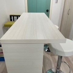 カウンターテーブルと、椅子2脚の画像