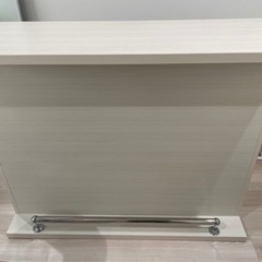 カウンターテーブルと、椅子2脚の画像