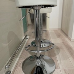 カウンターテーブルと、椅子2脚の画像