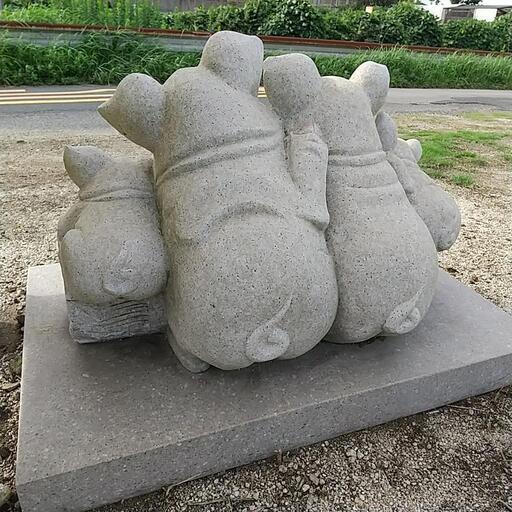 ４匹の子豚(石製品)