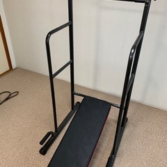 ぶら下がり健康器　トレーニングベンチ付き懸垂マシンの画像