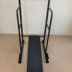 ぶら下がり健康器　トレーニングベンチ付き懸垂マシンの画像