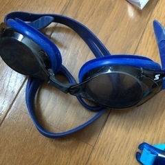 スイミングゴーグル3つと縄跳びのセットの画像