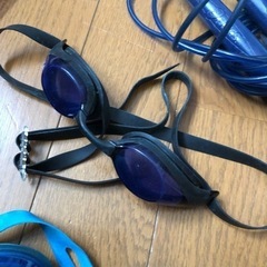 スイミングゴーグル3つと縄跳びのセットの画像