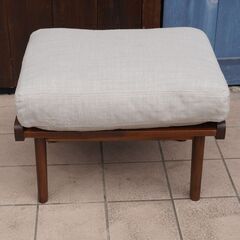 unico(ウニコ)のSWELLA(スウェラ) オットマンです。天然木のフレームが