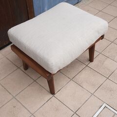 unico(ウニコ)のSWELLA(スウェラ) オットマンです。天然木のフレームが
