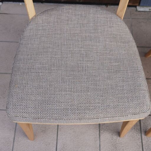 karimoku(カリモク家具)のCT3755ダイニングチェア2脚セットです。シンプルなデザインにオーク無垢材のフレームとミックスカラーの生地で北欧スタイルや和モダンなどにオススメの木製椅子です。CI210