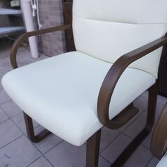 FUJI FURNITURE(冨士ファニチア)のダイニングチェアー2脚セットです。曲木のフレームがレトロモダンな雰囲気のアームチェアーはシングルソファーのようなゆったりとした座り心地です♪CI212の画像