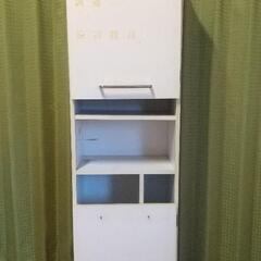 扉付き白い棚(倉庫用等に)