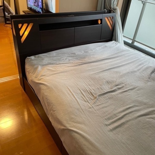 【取引決まりました】ダブルベッド　フレーム&マットレス　収納付き