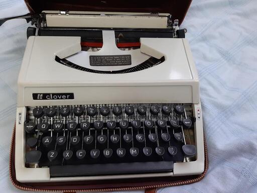 ［取引中］英文タイプライター(専用バッグ、説明書付き)