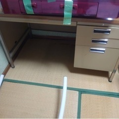 再出品　事務机が４個