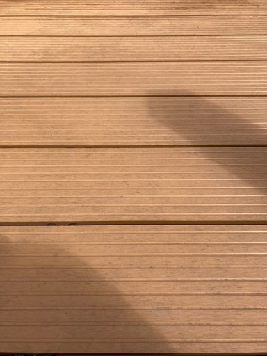 ウッドデッキ、鉄骨、床は人工木で他は天然木です。解体出来る人歓迎