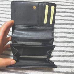 二つ折り財布 ブラックの画像