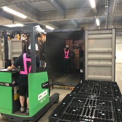 商品の仕分け等。おしゃれな休憩室＆社割有/軽作業スタッフの画像