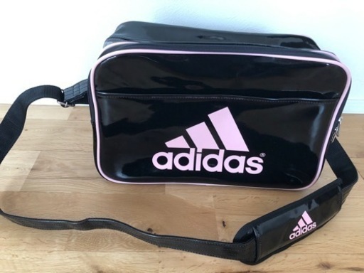 adidasエナメルバッグ