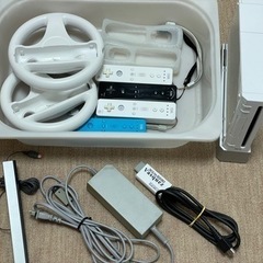 Wii本体とコントローラー4個　ハンドル　ソフトセット