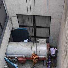 重量物（電気設備機器など）の搬入、据付作業！手作業じゃないから力...