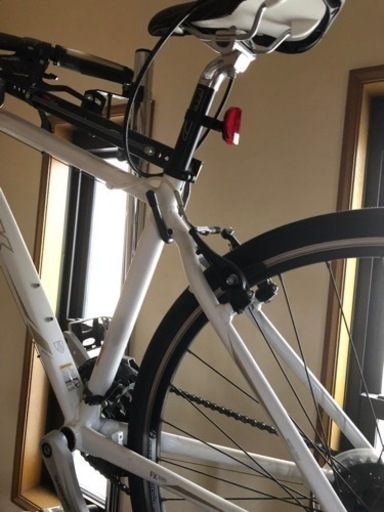 綺麗で、あまり乗っていないクロスバイクと室内ラック