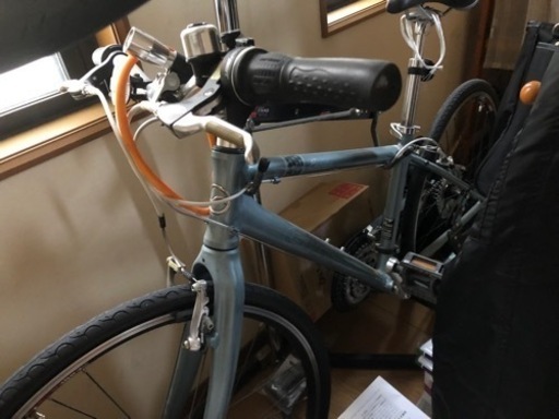 綺麗で、あまり乗っていないクロスバイクと室内ラック