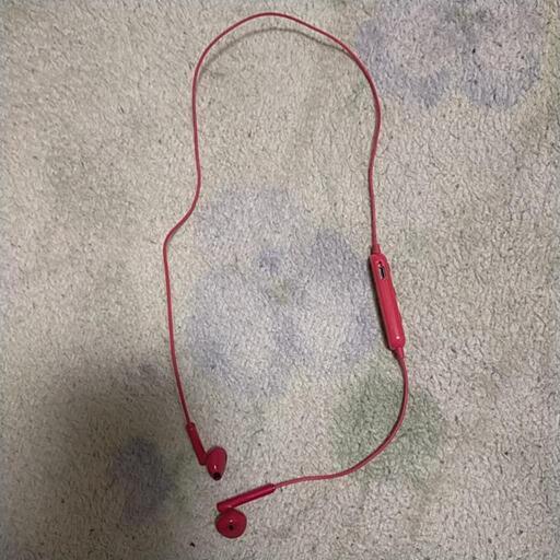 Bluetoothイヤホンと、差し込み式イヤホン。