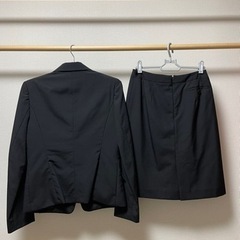 コムサイズム　レディーススーツ　就活スーツ　上下セット　OFUON白シャツ付の画像