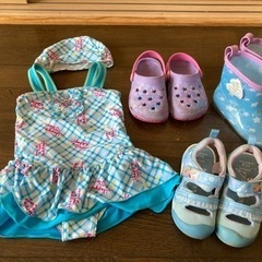 女の子　水着　サンダル　レインブーツ