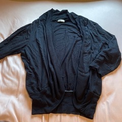 黒の7部丈カーディガン